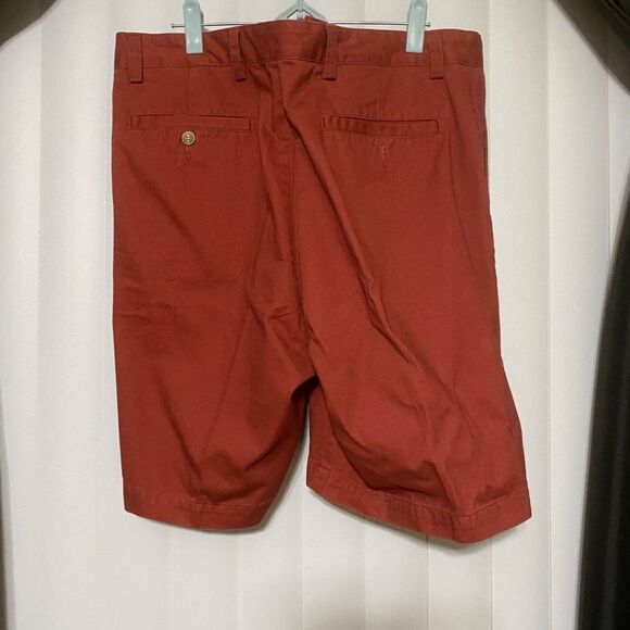 St John’s Bay mens maroon shorts, 2 front and 2 back pockets - Picture 3 of 3